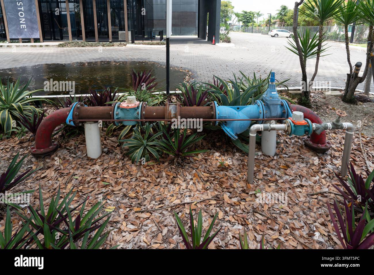 Infrastruttura di distribuzione dell'acqua sopraelevata con valvole di controllo della pressione a George Town, Penang, Malesia Foto Stock