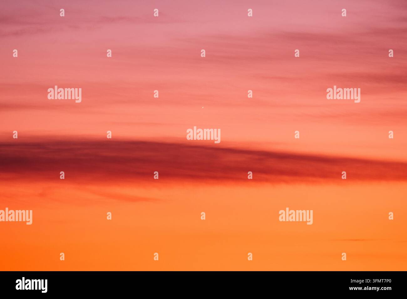 Tramonto luminoso sull'oceano – Cielo rosa tenue e arancione Paesaggio marino Minimalismo naturale Foto Stock