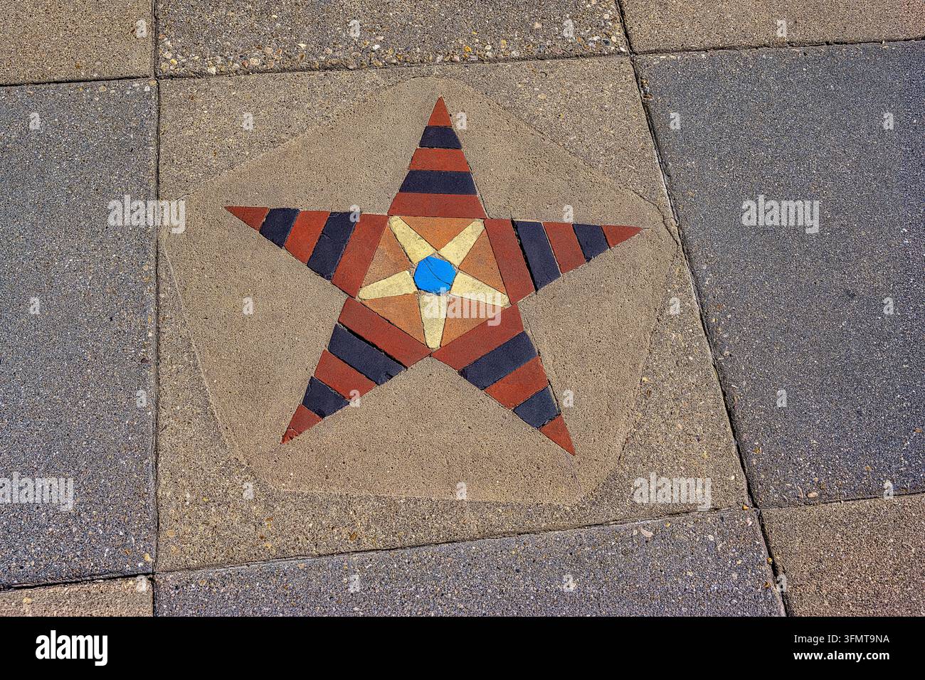 Austin, Texas - 14 settembre 2026: Piastrella a mosaico con simbolo della stella solitaria nel marciapiede fuori dal campidoglio dello stato del Texas ad Austin, Texas. Foto Stock
