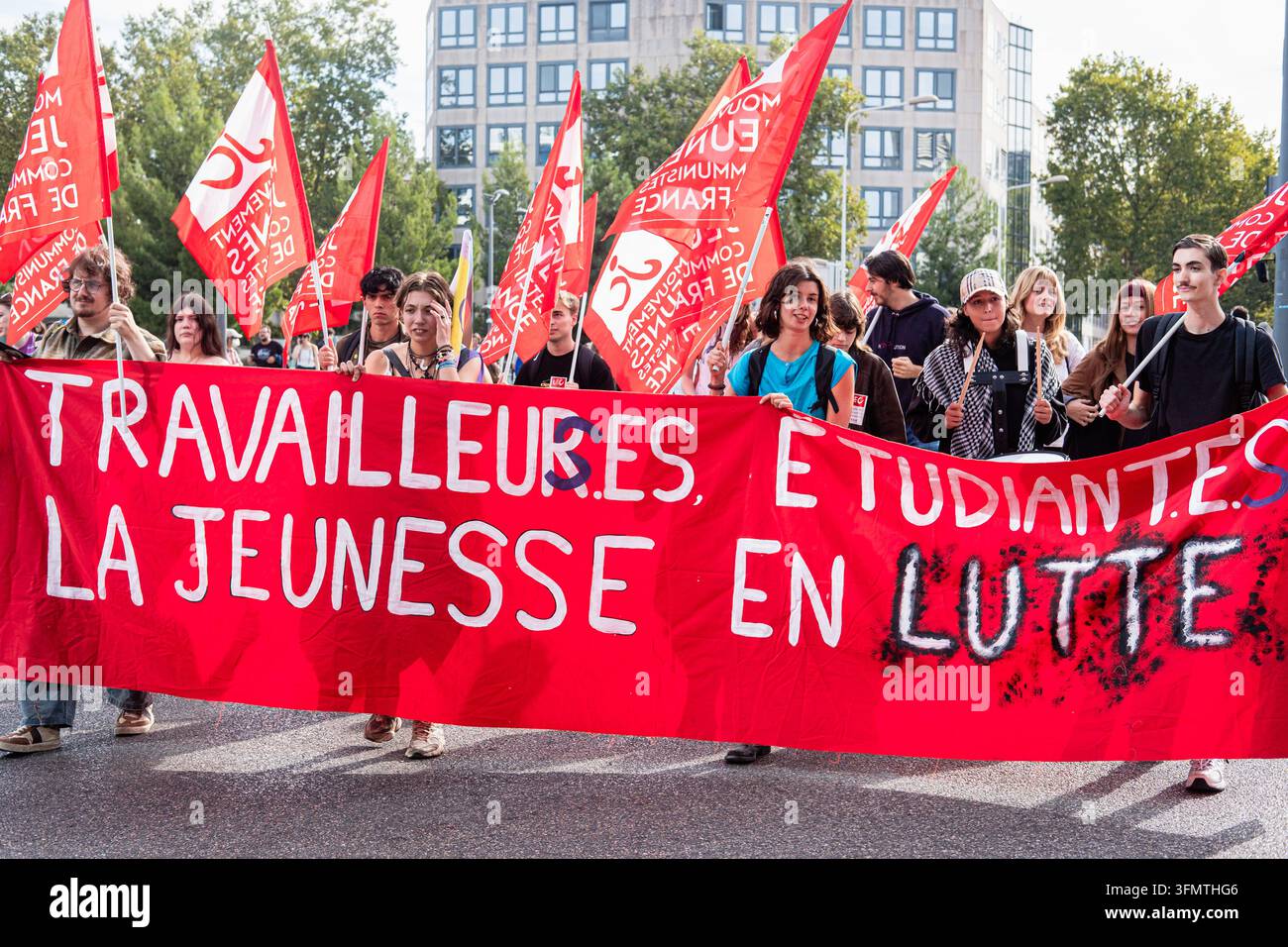 Francia, Lione, 29-09-2026. Mobilizzazione e sciopero nazionale del servizio civile con uno striscione che recita "Gioventù in lotta" e bandiere tenute da giovani protestatari Foto Stock