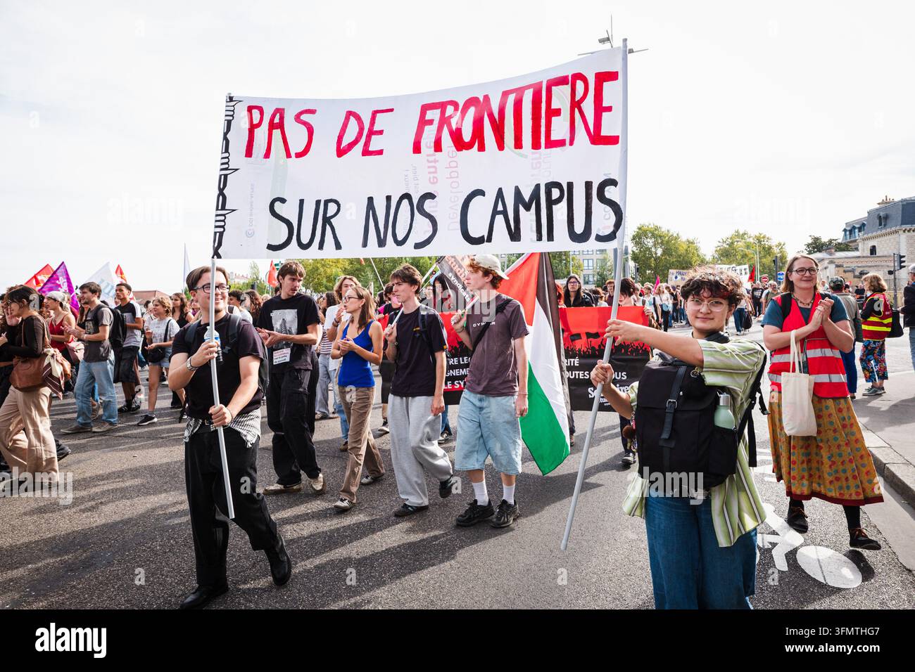 Francia, Lione, 29-09-2026. Mobilizzazione e sciopero nazionale del servizio civile, con uno striscione con la scritta "Nessuna frontiera sui nostri campus" tenuto da giovani manifestanti. Foto Stock