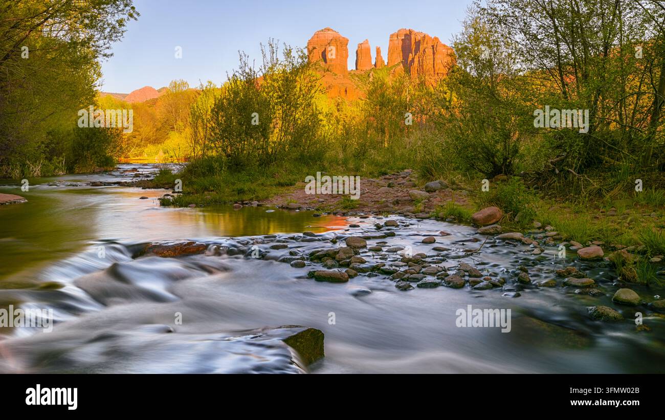Oak Creek cade sulla storica Red Rock Crossing, Cathedral Rock e il vortice, Foresta Nazionale di Coconino, vicino a Sedona, Arizona. Foto Stock