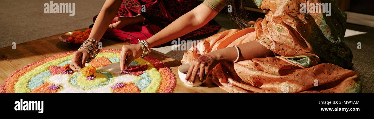 Donne indiane che decorano il pavimento per la tradizionale celebrazione di Diwali Foto Stock