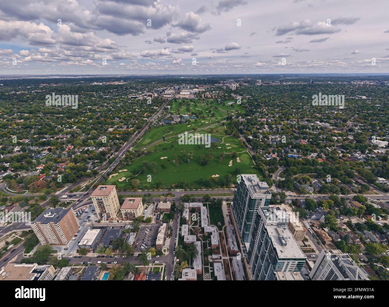 Vista aerea dell'area di Cherry Creek con un campo da golf lussureggiante circondato da edifici residenziali urbani e appartamenti di alto piano a Denver Foto Stock