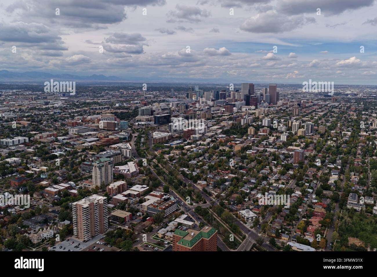 Veduta aerea di Cherry Creek che si snoda attraverso il paesaggio urbano di Denver, Colorado, Stati Uniti Foto Stock