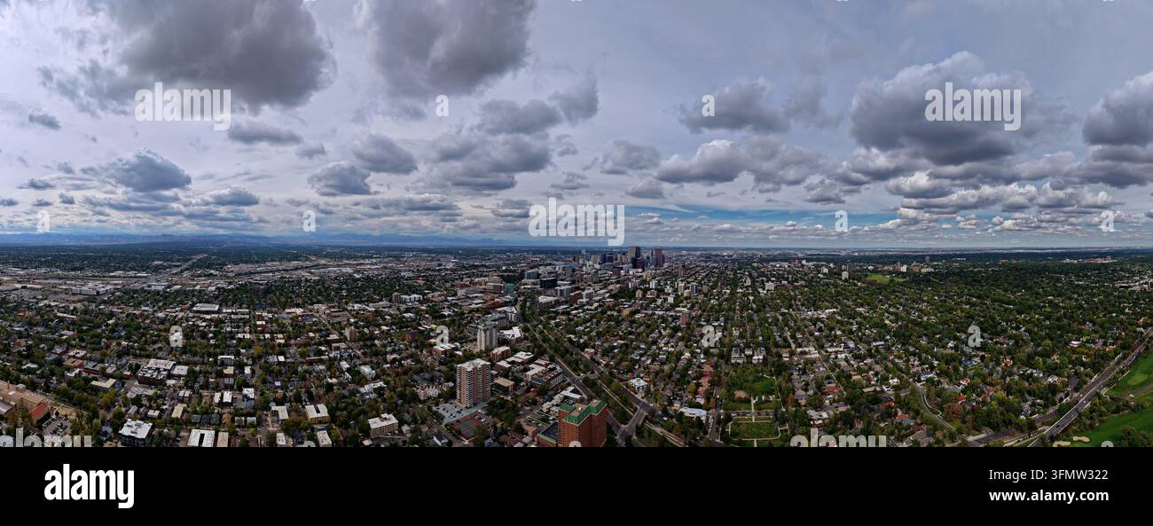 Vista aerea dello skyline di Denver e dell'area di Cherry Creek con quartieri residenziali, alberi rigogliosi e un cielo nuvoloso a Denver, Colorado, Stati Uniti Foto Stock