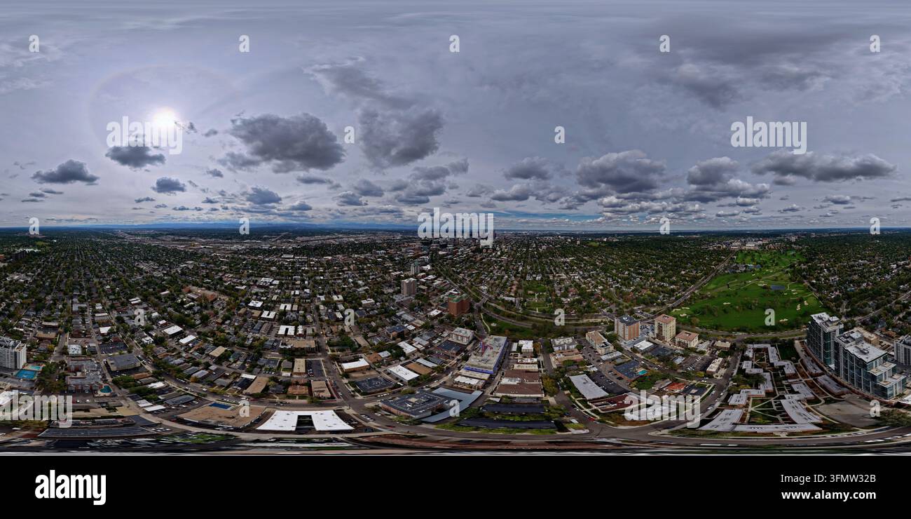 Vista aerea del quartiere Cherry Creek con edifici residenziali, spazi verdi rigogliosi e lo skyline della città sotto un cielo nuvoloso a Denver, Colorado Foto Stock