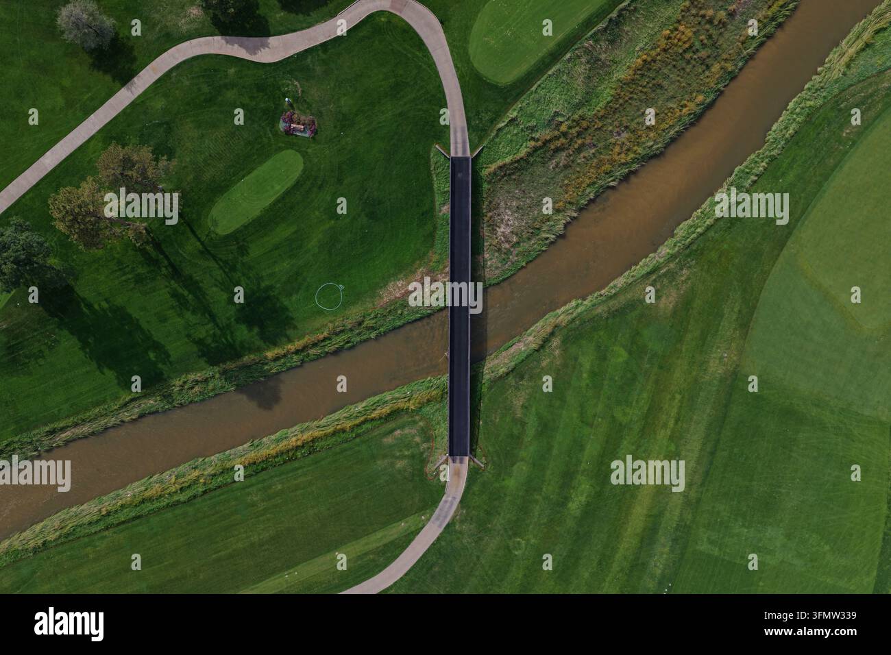 Vista aerea del ponte che attraversa Cherry Creek, circondato da rigogliosi fairway di campi da golf e sentieri pedonali a Denver, Colorado, Stati Uniti. Foto Stock