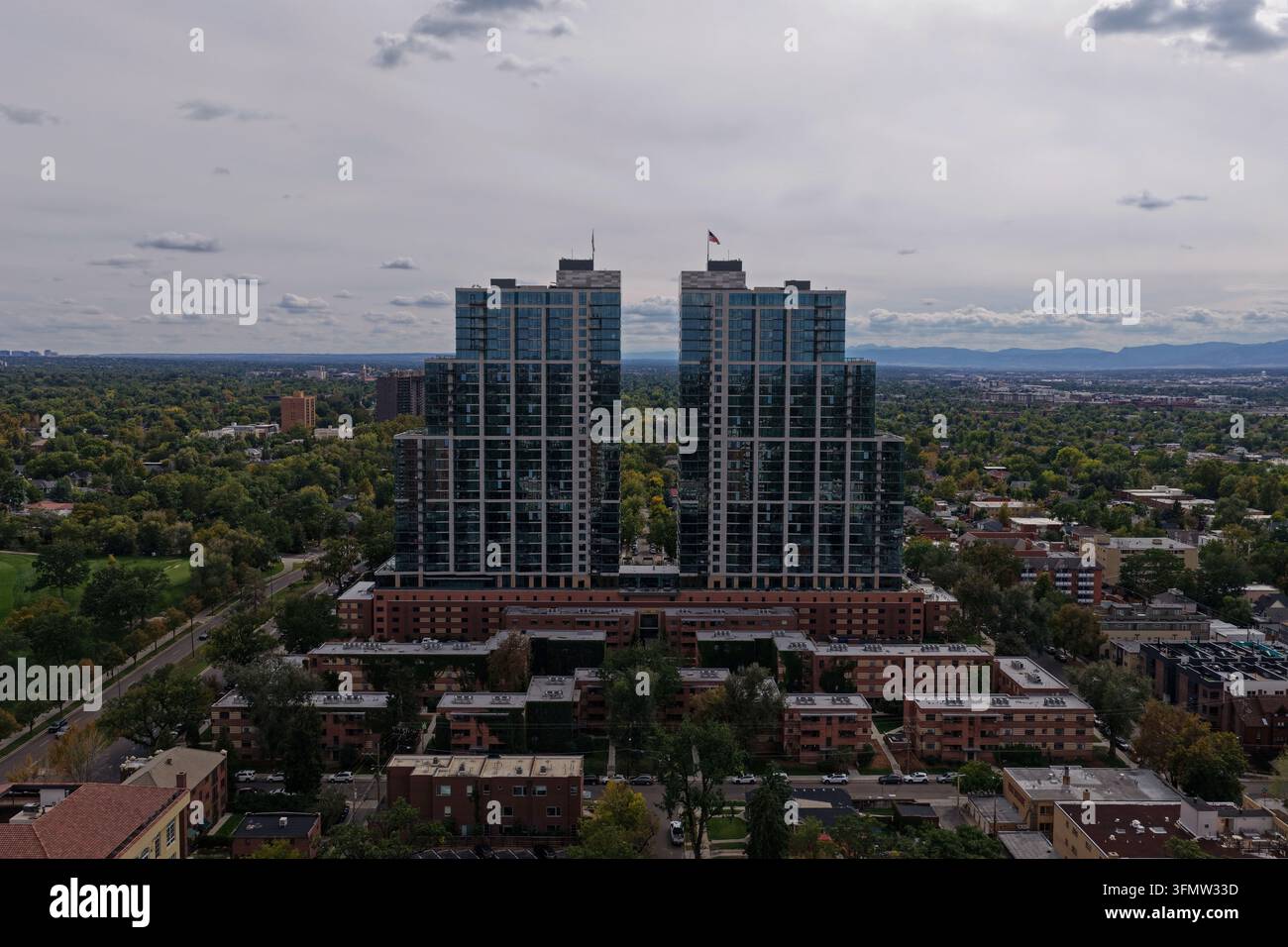 Veduta aerea delle due torri residenziali ad alta altezza nel quartiere Cherry Creek, circondate da alberi rigogliosi e paesaggio urbano a Denver, Colorado Foto Stock