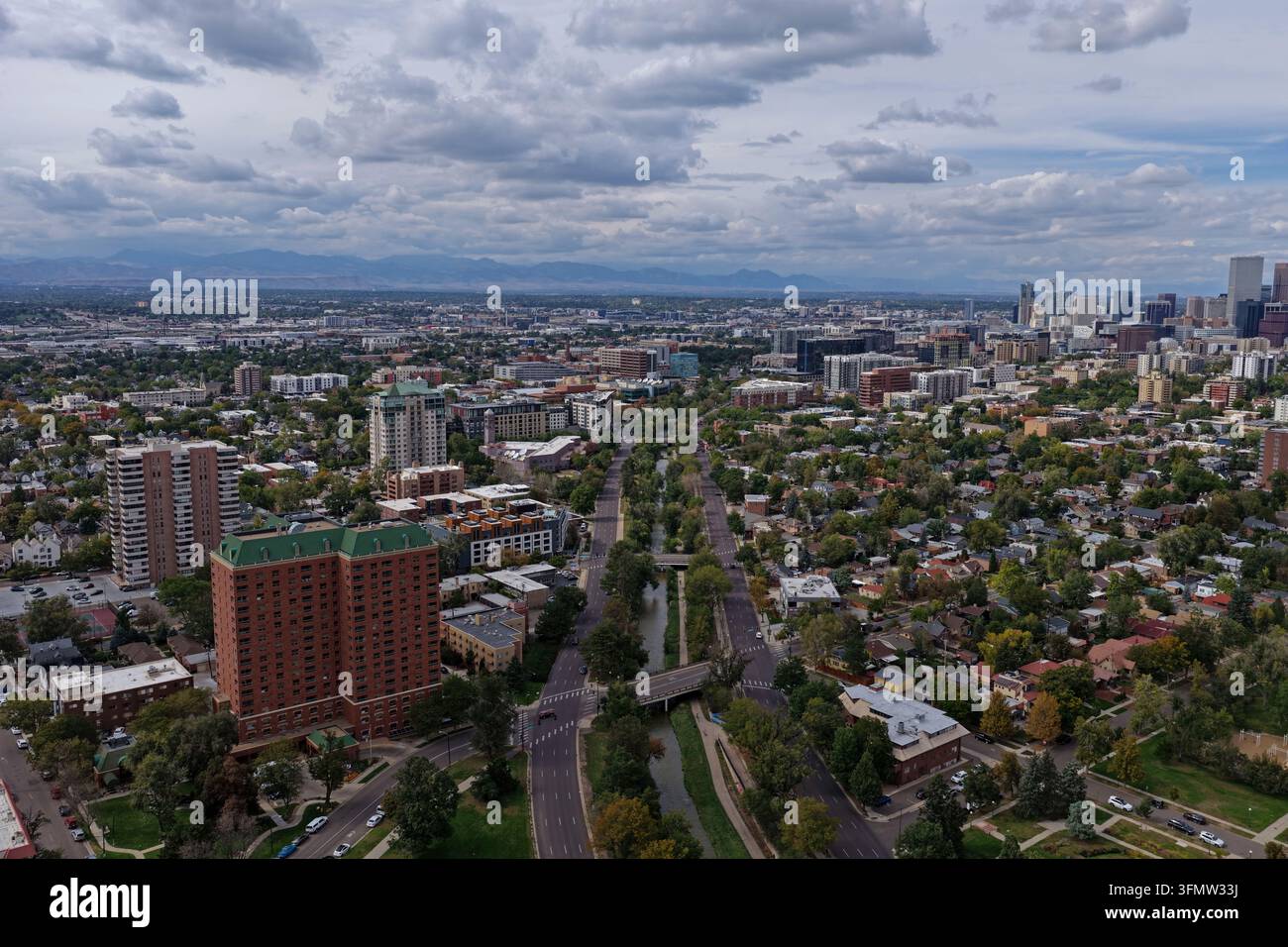 Vista aerea dell'area di Cherry Creek con edifici residenziali, alberi rigogliosi e strade urbane sotto un cielo nuvoloso a Denver, Colorado, Stati Uniti Foto Stock