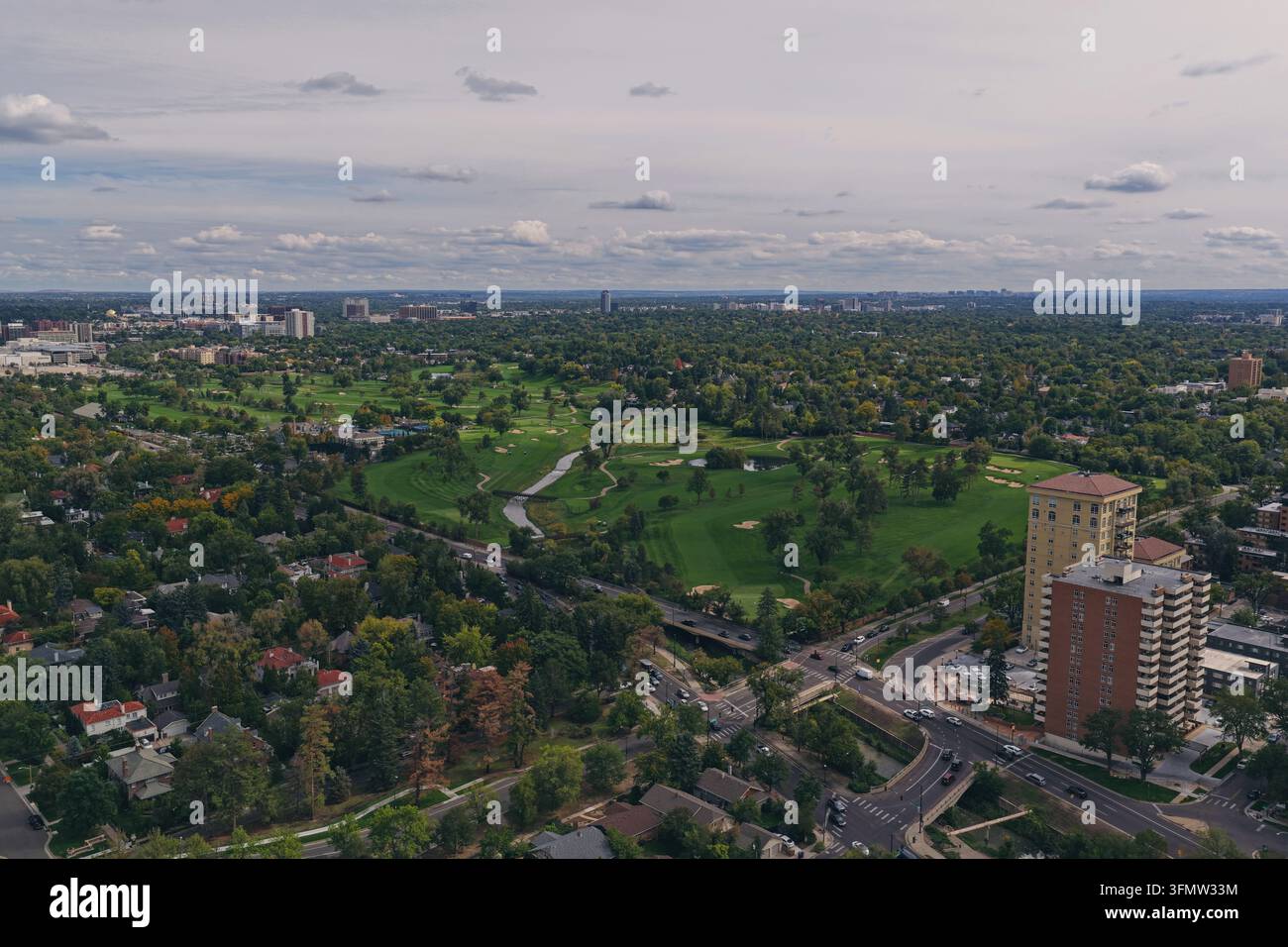 Vista aerea del campo da golf Cherry Creek e del paesaggio urbano circostante con alberi rigogliosi, edifici residenziali e strade a Denver, Colorado, Stati Uniti Foto Stock