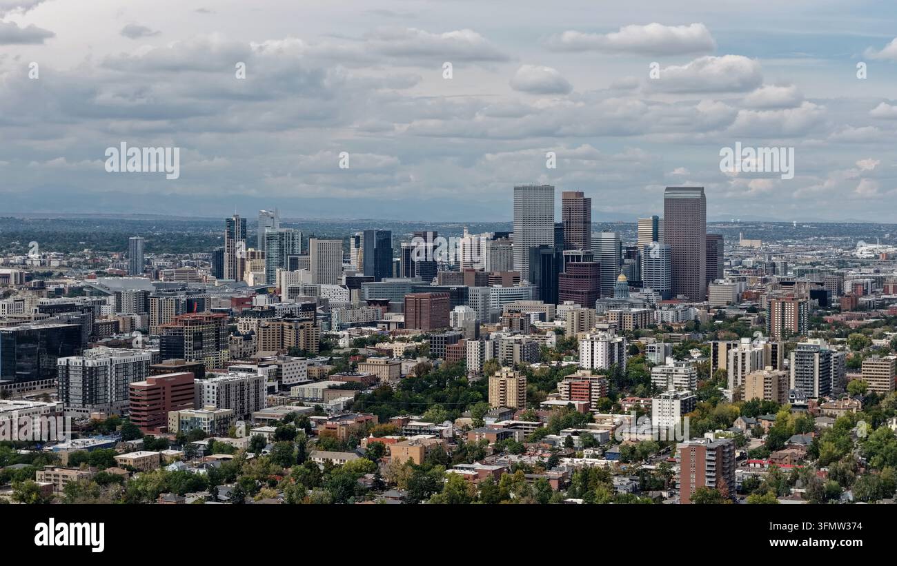 Vista aerea dello skyline di Denver che include l'area di Cherry Creek con una fitta urbanizzazione, grattacieli moderni e alberi verdi rigogliosi a Denver, Co Foto Stock