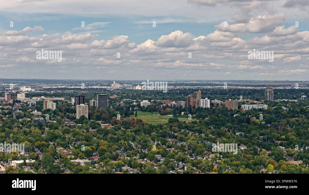 Vista aerea del quartiere di Cherry Creek con rigogliosa area verde, edifici residenziali e la lontana skyline di Denver a Denver, Colorado Foto Stock