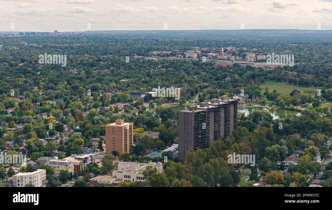 Vista aerea dell'area di Cherry Creek con edifici residenziali ad alto piano circondati da alberi verdi rigogliosi e quartieri residenziali a Denver, C Foto Stock