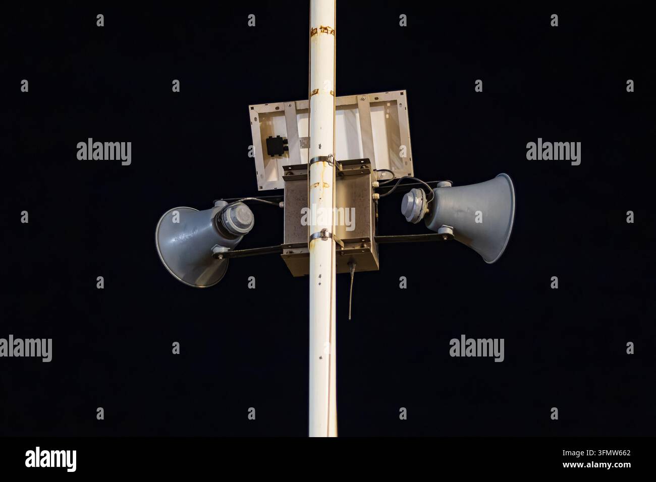 Sistema di altoparlante per annunci pubblici su palo di servizio Foto Stock