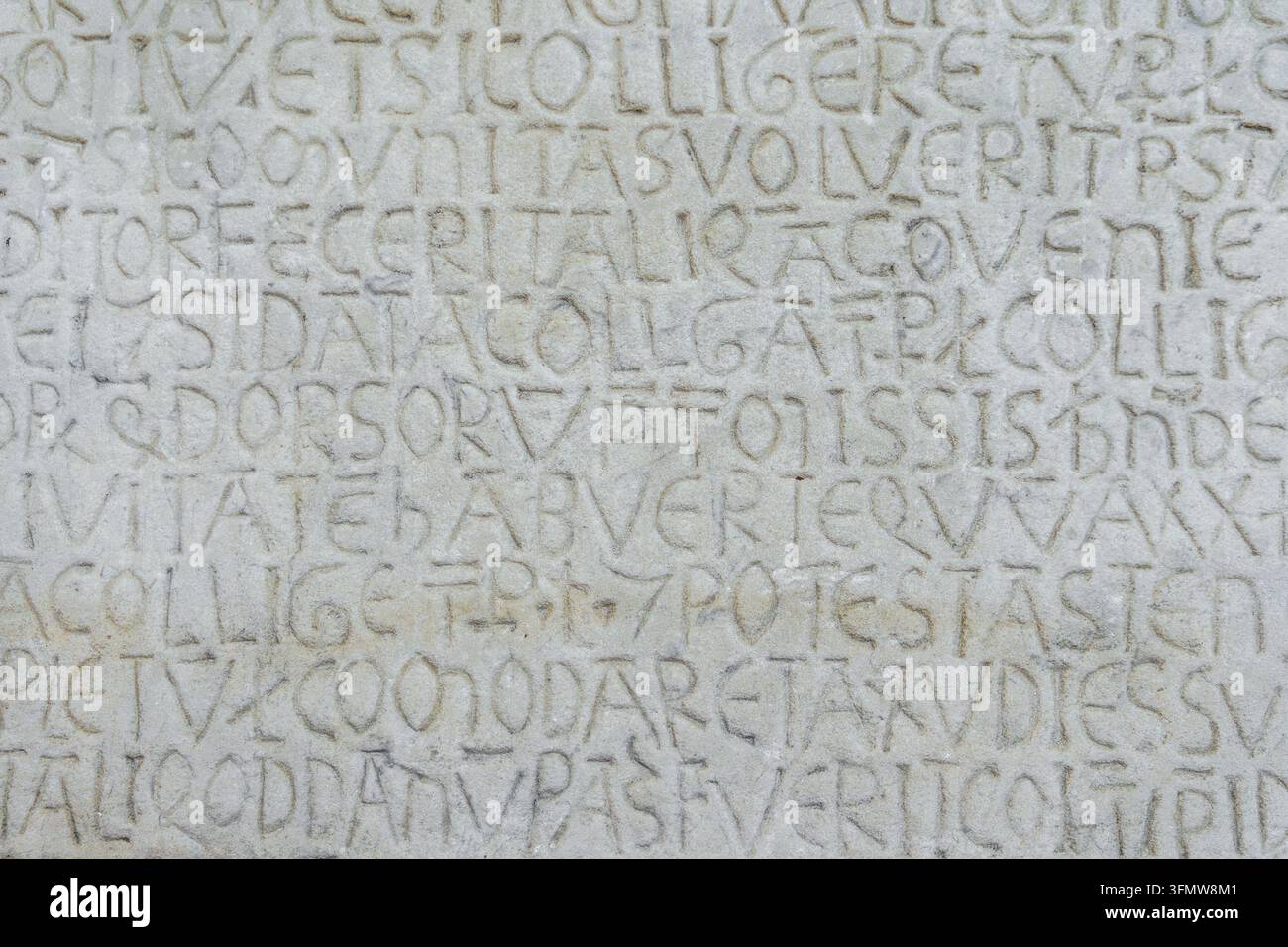 Pietra medievale con una versione dello Statuto di Orvieto, esposta al Museo Claudio Faina, Orvieto, Umbria, Italia Foto Stock