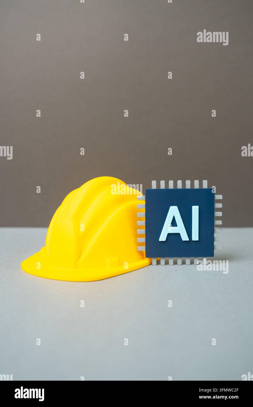 Cappello da costruzione e microchip IA. Applicazione dell'IA nella progettazione e nell'edilizia. Tecnologia di edifici intelligenti, automazione, pianificazione digitale e inge Foto Stock
