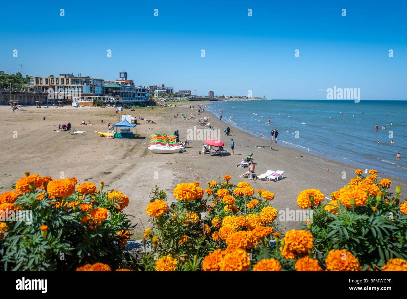 Vista del lungomare e della spiaggia di Kaspiysk, una stazione balneare russa situata sul Mar Caspio, nella Repubblica del Daguestan Foto Stock