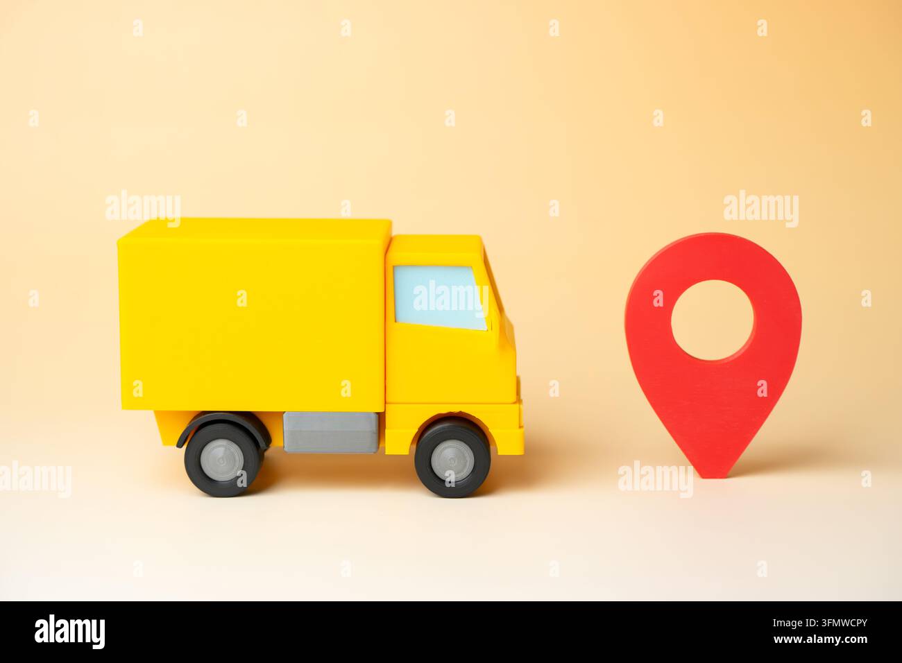 Camion e simbolo di geolocalizzazione. Luogo di consegna direttamente alla porta di casa. Logistica dell'ultimo miglio, pianificazione del percorso e tracciamento preciso della destinazione. Casa d Foto Stock