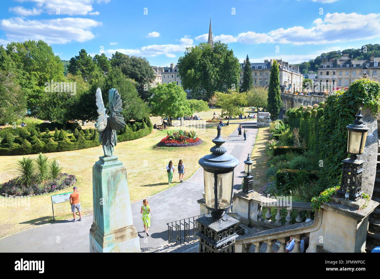 Persone che godono del sole estivo nei Parade Gardens, un parco pubblico classificato di grado II e area ricreativa nella storica città di Bath, Somerset, Inghilterra, Regno Unito Foto Stock