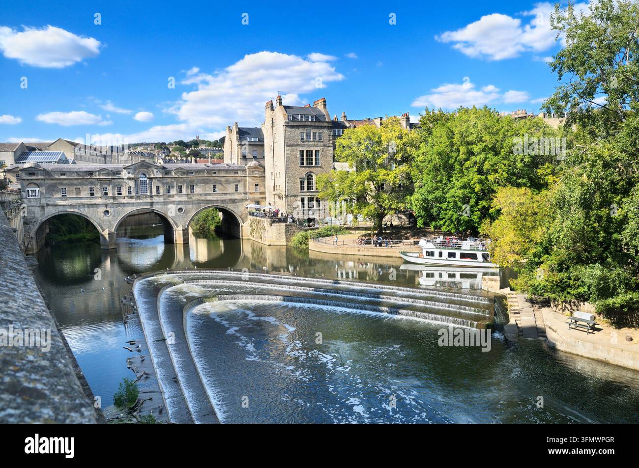Il famoso ponte Pulteney e l'acquedotto Pulteney sul fiume Avon nella storica città di Bath, Somerset, Inghilterra UK, dichiarata patrimonio mondiale dell'UNESCO. Architettura in stile palladiano Foto Stock