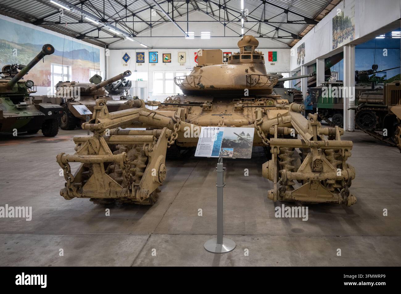 Saumer, Francia - 27 dic. 25: Carro ingegneristico francese AMX-30 EBD con equipaggiamento per la rimozione delle mine esposto al Musée des Blindés di Saumer, Francia. Foto Stock