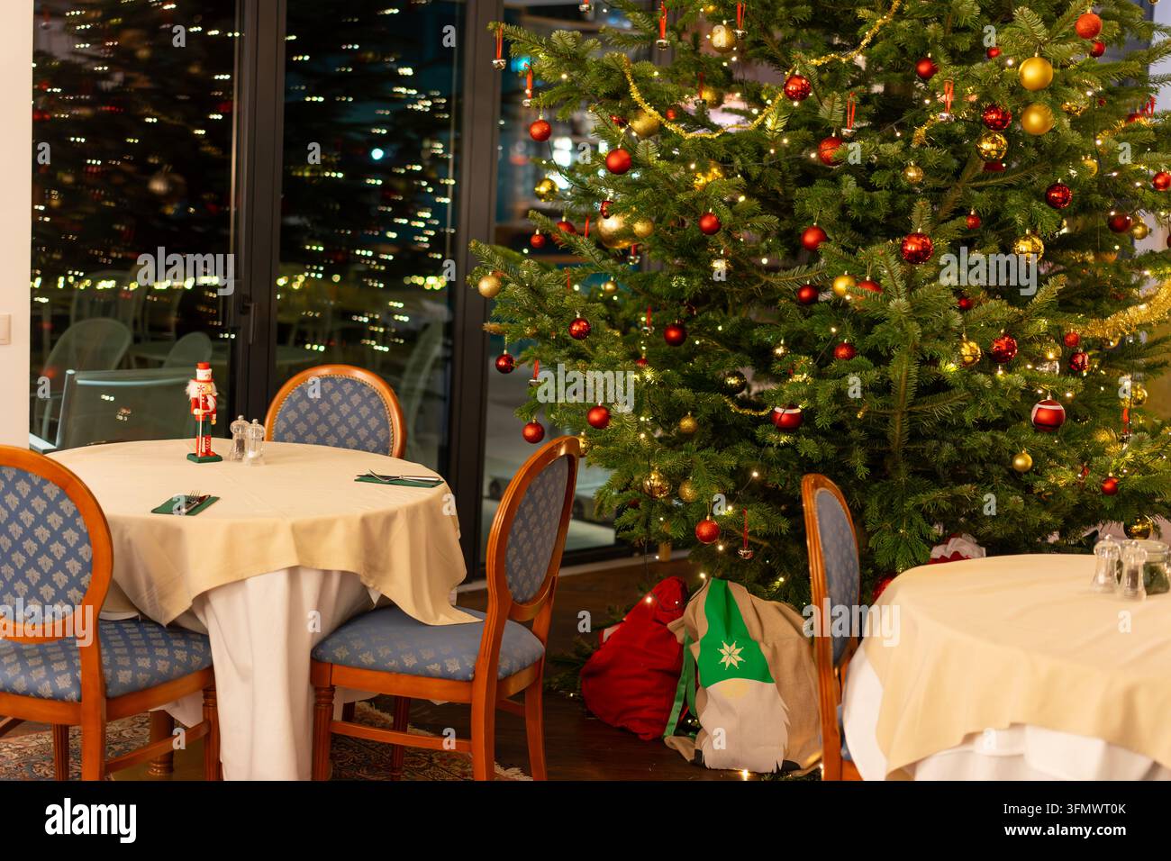 Interno di ristorante festivo con albero di Natale decorato Foto Stock