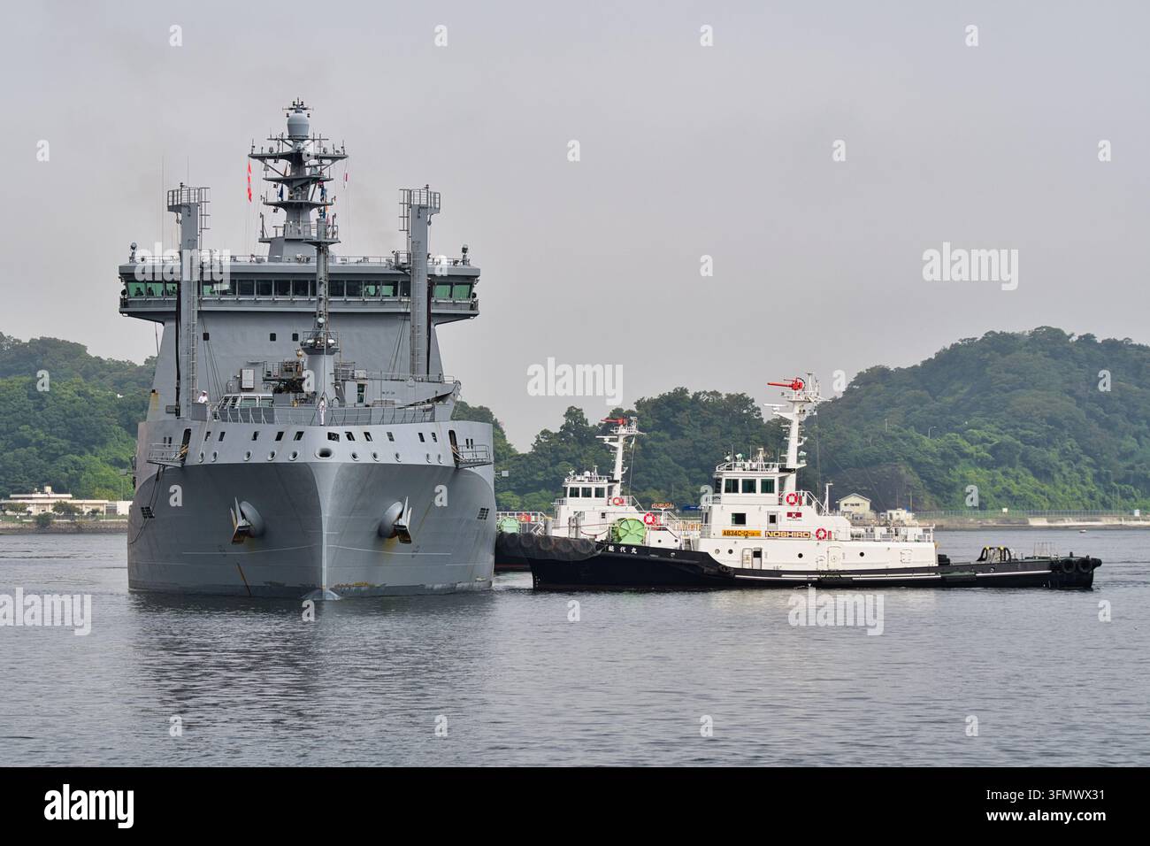 Navetta di sostegno di classe polare della Royal New Zealand Navy HMNZS Aotearoa (A11) in entrata al porto di Yokosuka, Giappone, vista frontale Foto Stock