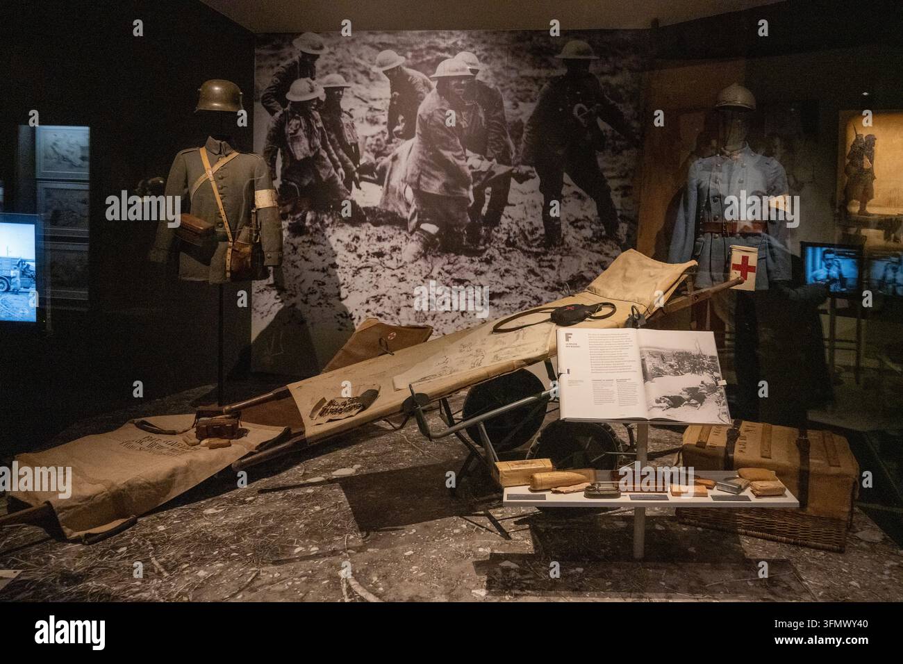 Meaux, Francia – 28 dic. 25: Ricostruzione museale dell'evacuazione delle vittime del campo di battaglia con barella, uniformi di soccorso e attrezzatura della Croce Rossa al Grea Foto Stock