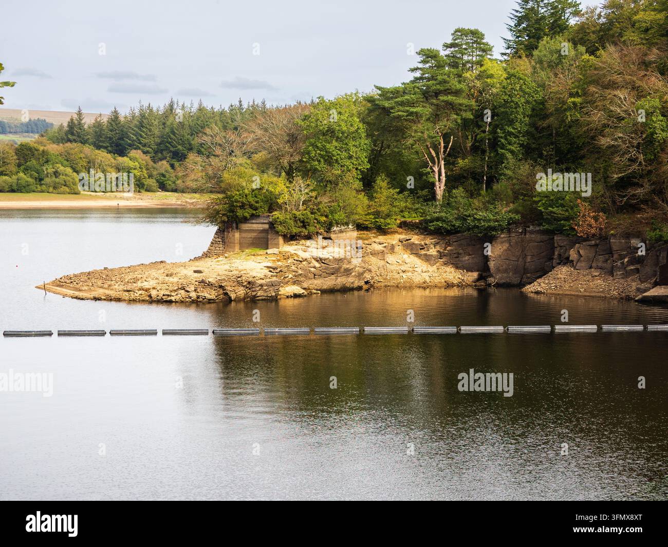 Argini esposti intorno al bacino di Burrator, Dartmoor, West Devon, Regno Unito, dopo la siccità estiva del 2026. Foto Stock