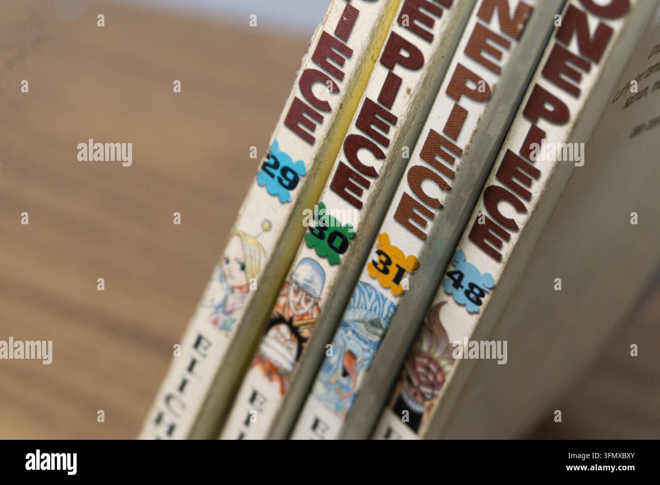 SUD KALIMANTAN, INDONESIA - 30 SETTEMBRE 2026: Un primo piano dettagliato si concentra sui dorsi verticali dei volumi 29, 30, 31 e 48 del manga One Piece Foto Stock