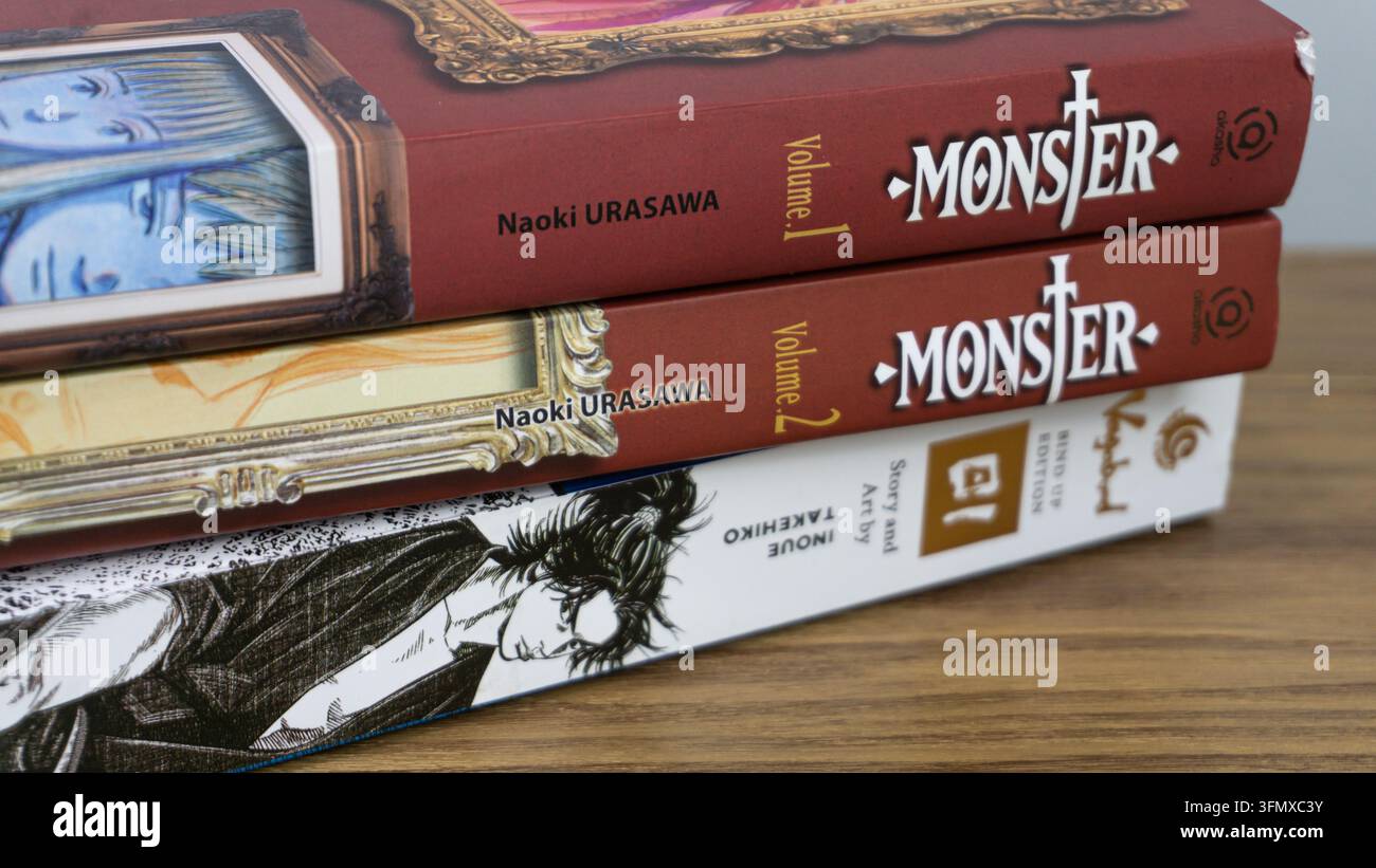 SUD KALIMANTAN, INDONESIA - 30 SETTEMBRE 2026: Una pila di tre fumetti giapponesi poggia su un tavolo di legno con uno sfondo semplice. I due in cima v Foto Stock