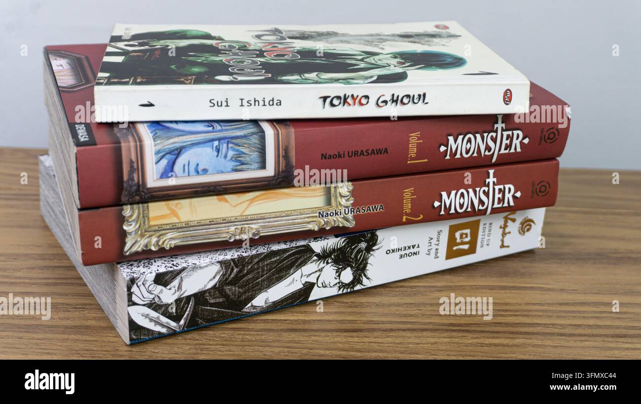 SUD KALIMANTAN, INDONESIA - 30 SETTEMBRE 2026: Quattro romanzi grafici giapponesi sono impilati su una superficie di legno. Il libro in cima è Tokyo Ghoul volume uno Foto Stock