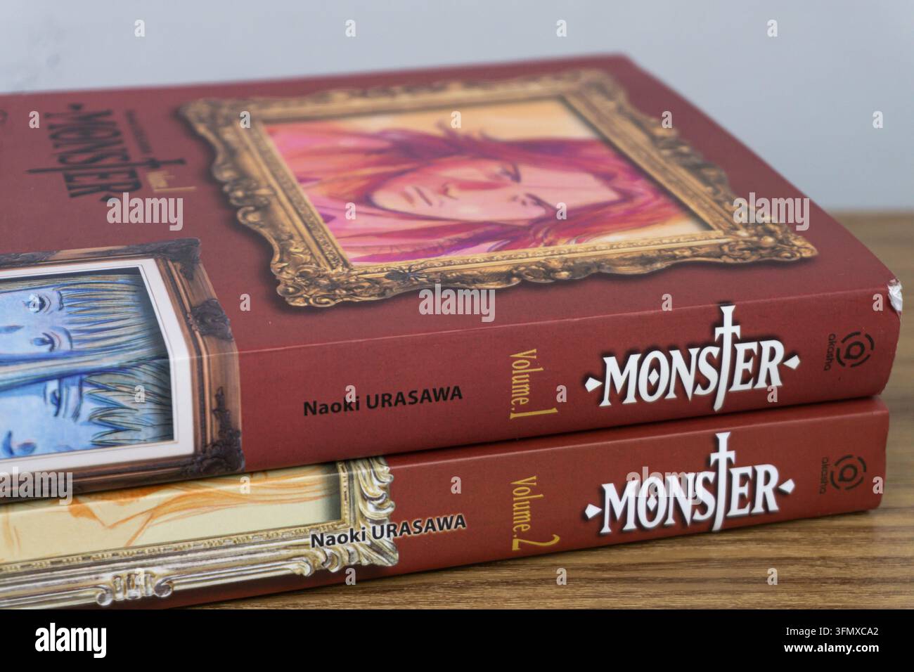 SUD KALIMANTAN, INDONESIA - 30 SETTEMBRE 2026: Vista ravvicinata dei dorsi di libri manga impilati intitolati Monster volume uno e volume due. Scritto da auth Foto Stock