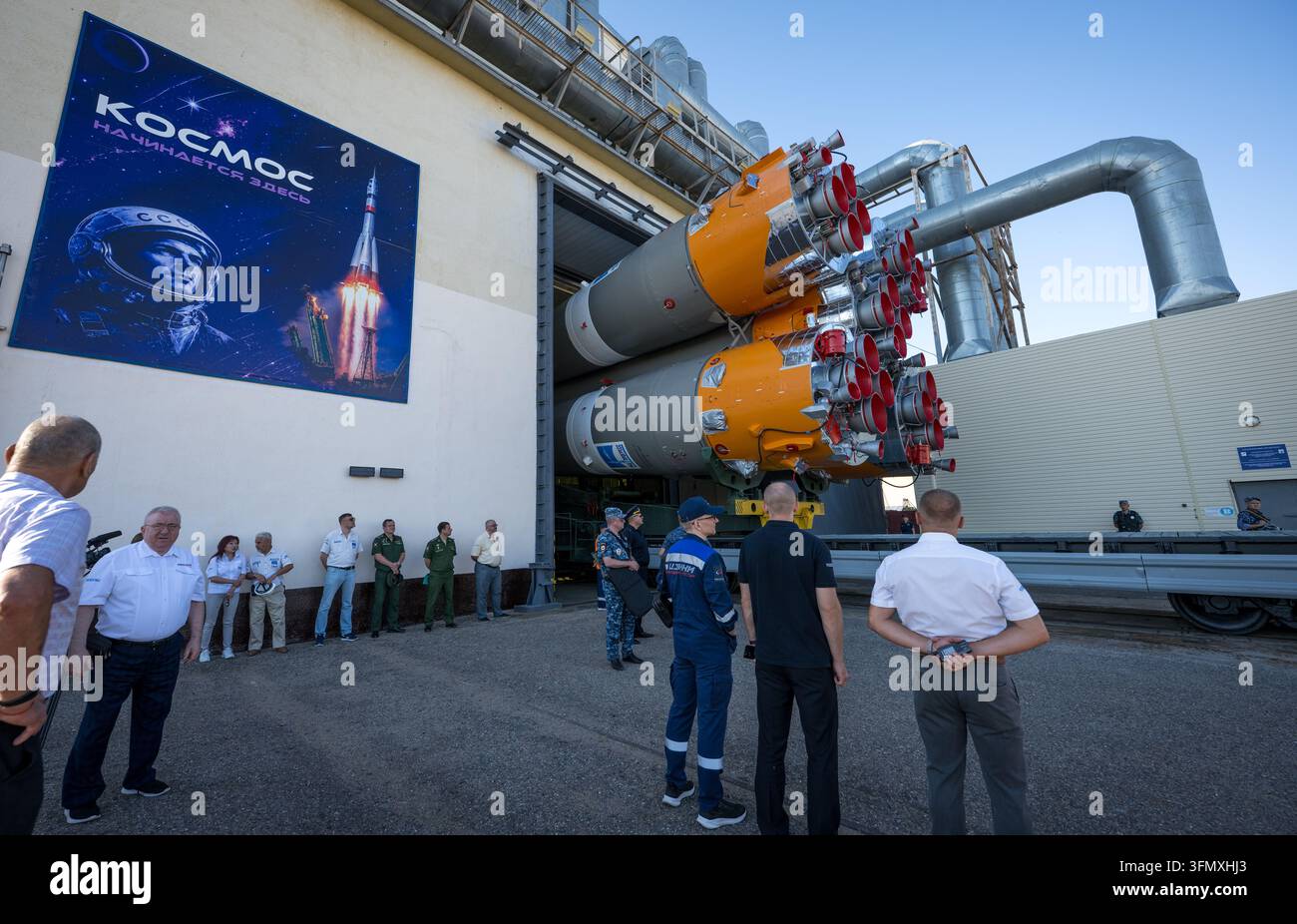 Spedizione 75 Rollout della Sojuz, Cosmodromo di Baikonur, Kazakistan, 11 luglio 2026 Foto Stock