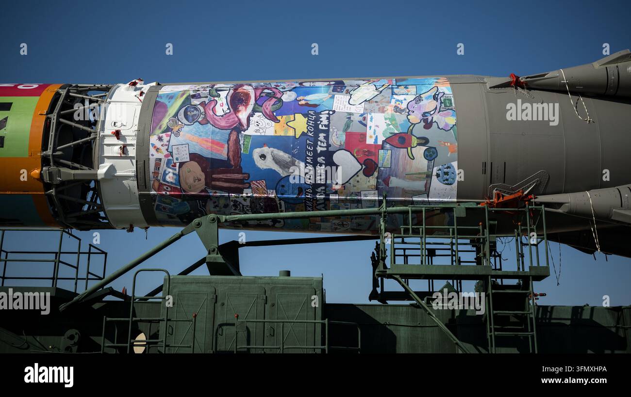 Spedizione 75 Rollout della Sojuz, Cosmodromo di Baikonur, Kazakistan, 11 luglio 2026 Foto Stock