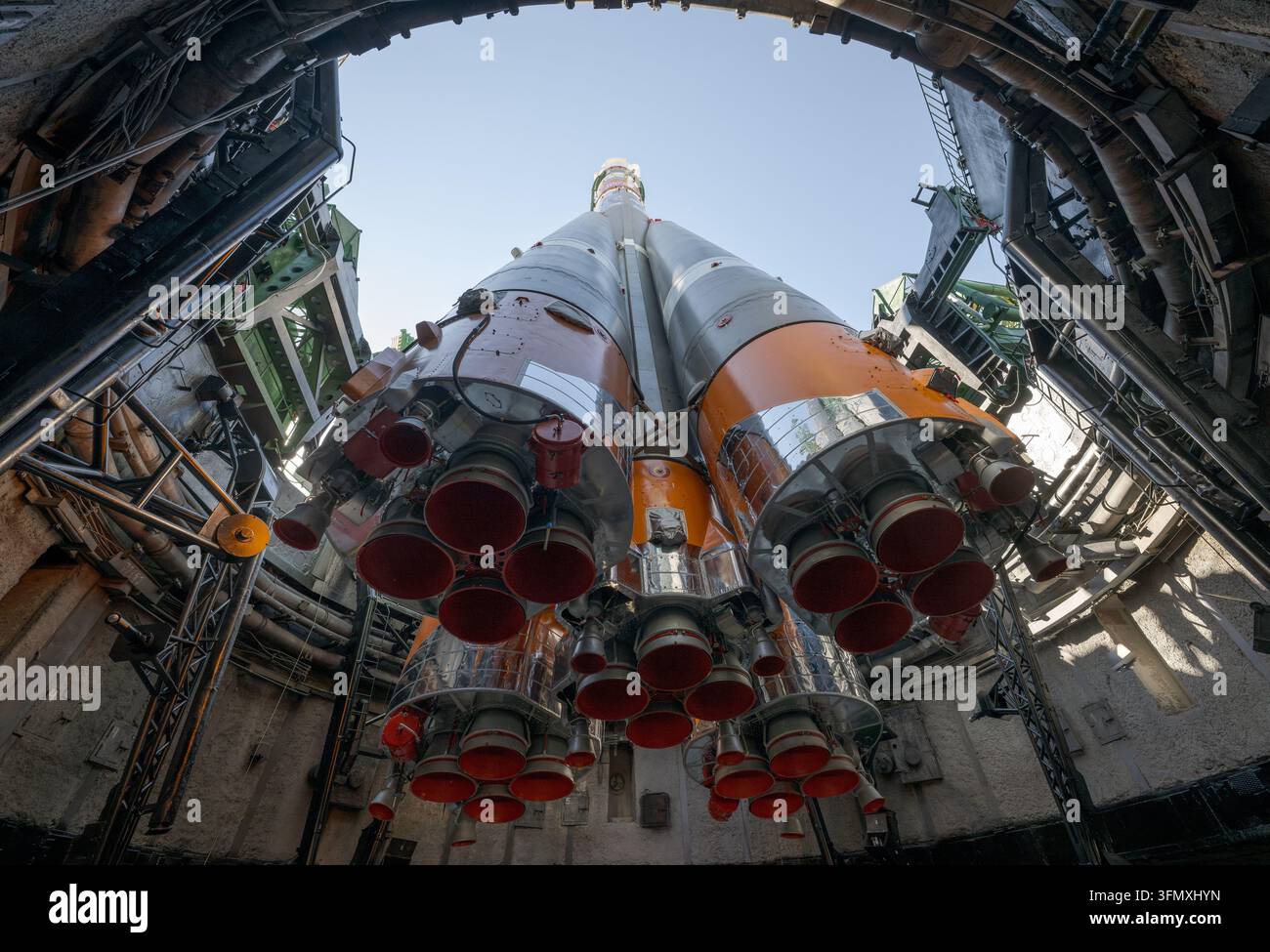 Spedizione 75 Rollout della Sojuz, Cosmodromo di Baikonur, Kazakistan, 11 luglio 2026 Foto Stock