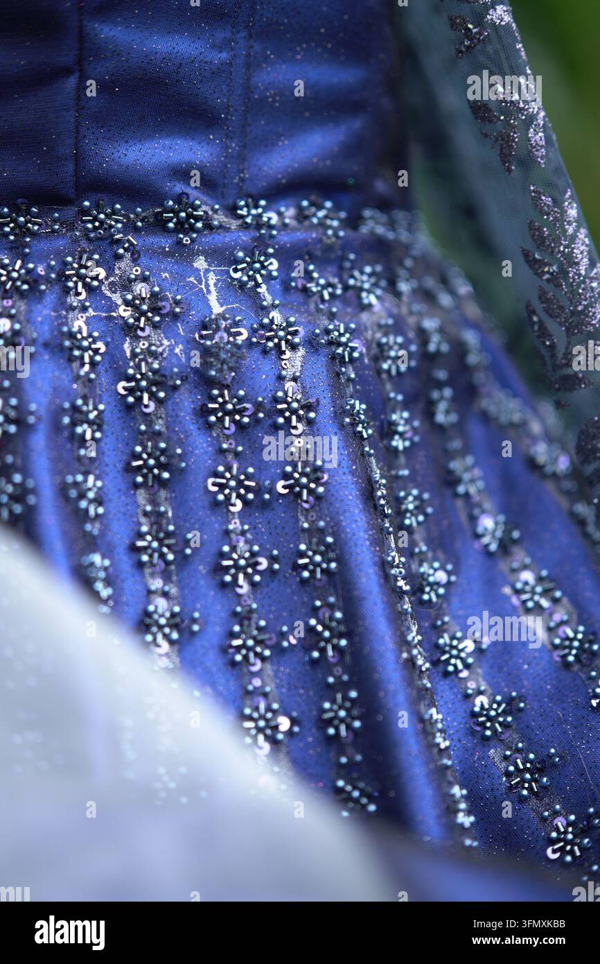 Prima piano di un lussuoso abito da sera blu ricamato con perline e paillettes Foto Stock