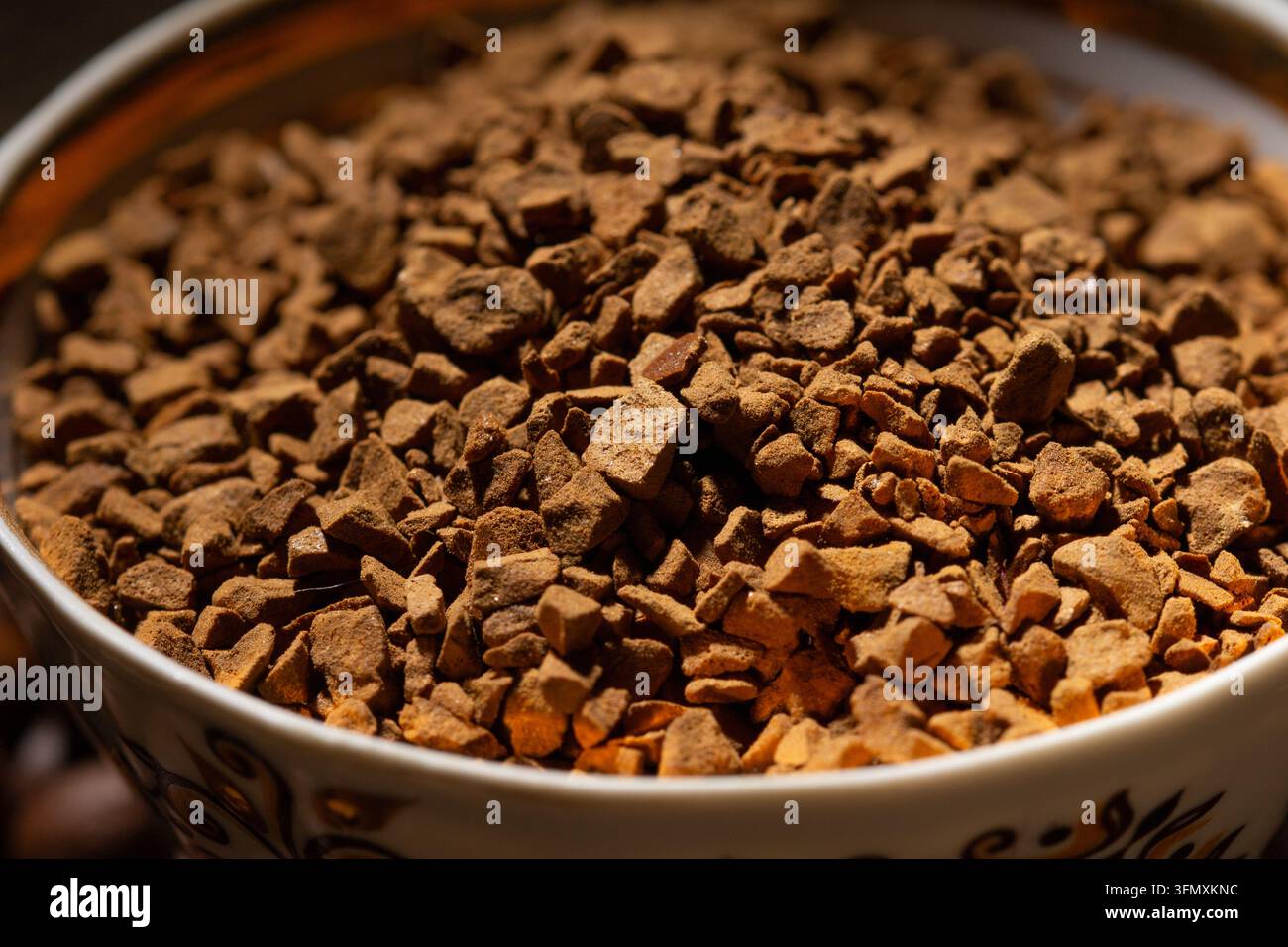 Sfondo alimentare astratto con granuli di caffè istantaneo liofilizzati in una ciotola. Sfondo alimentare astratto con granuli di caffè istantaneo liofilizzati in un Foto Stock