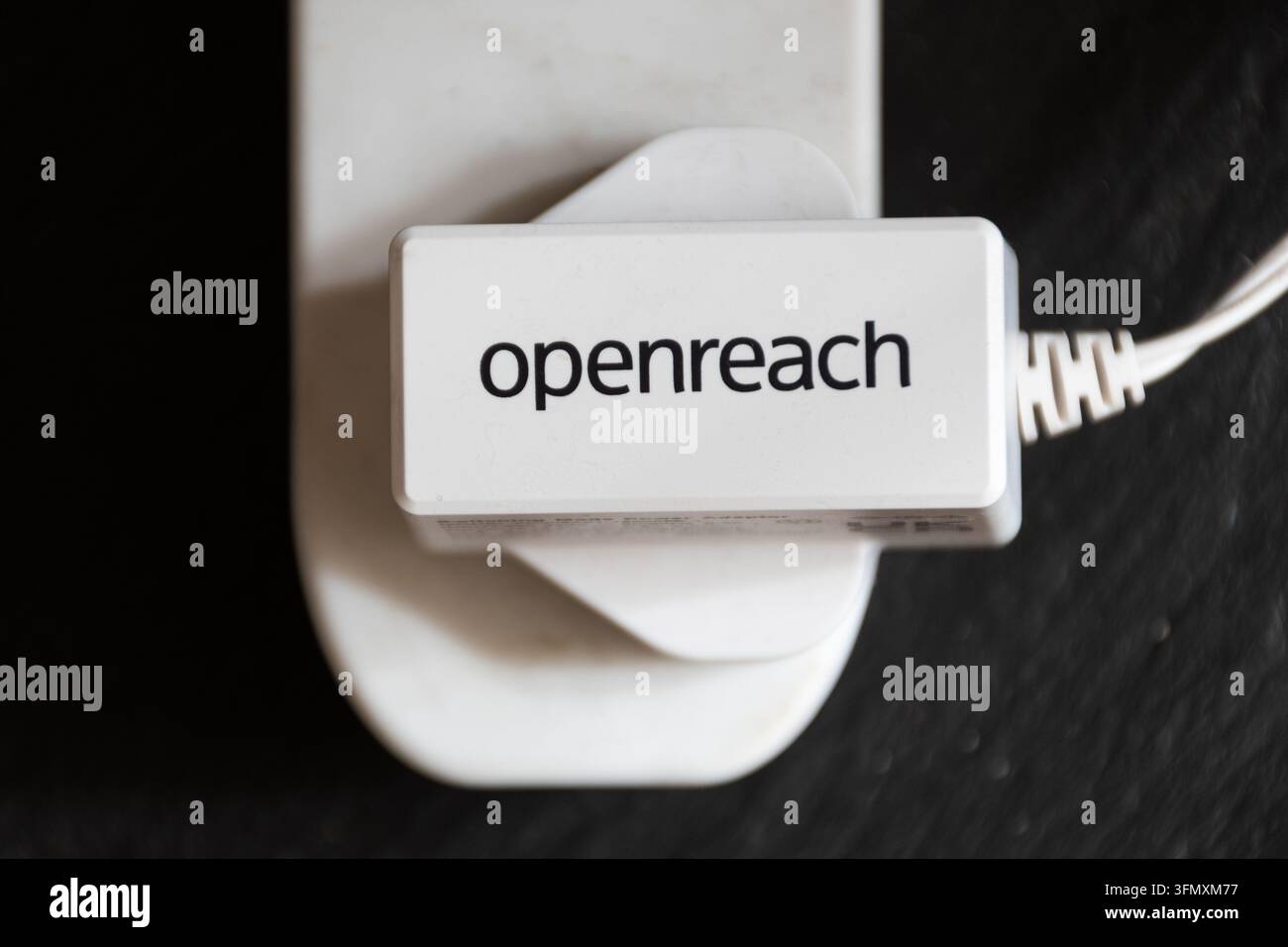Nome del marchio Openreach sulla spina di un router a banda larga, Regno Unito Foto Stock