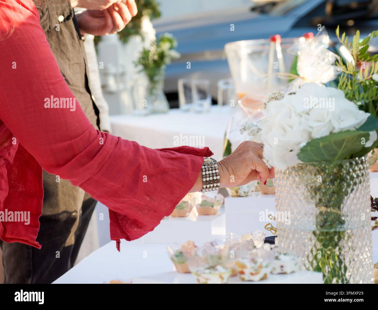 Due persone che scelgono cibo da un tavolo durante un evento all'aperto Foto Stock