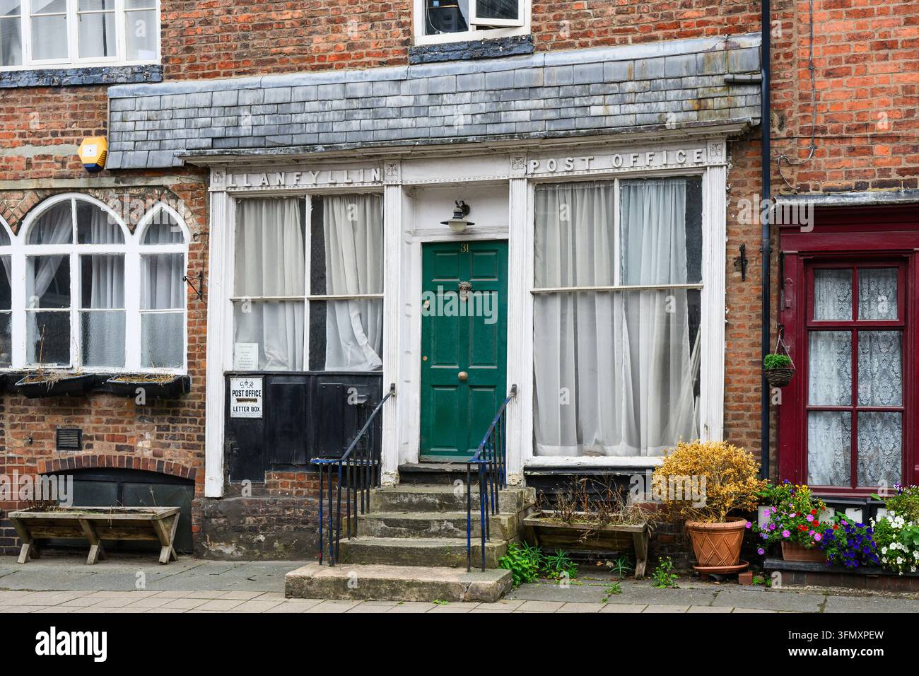 Llanfyllin, Galles, Regno Unito -7 settembre 2026; Ex proprietà dell'ufficio postale di Llanfyllin con colonna postale in stile Ludlow Foto Stock