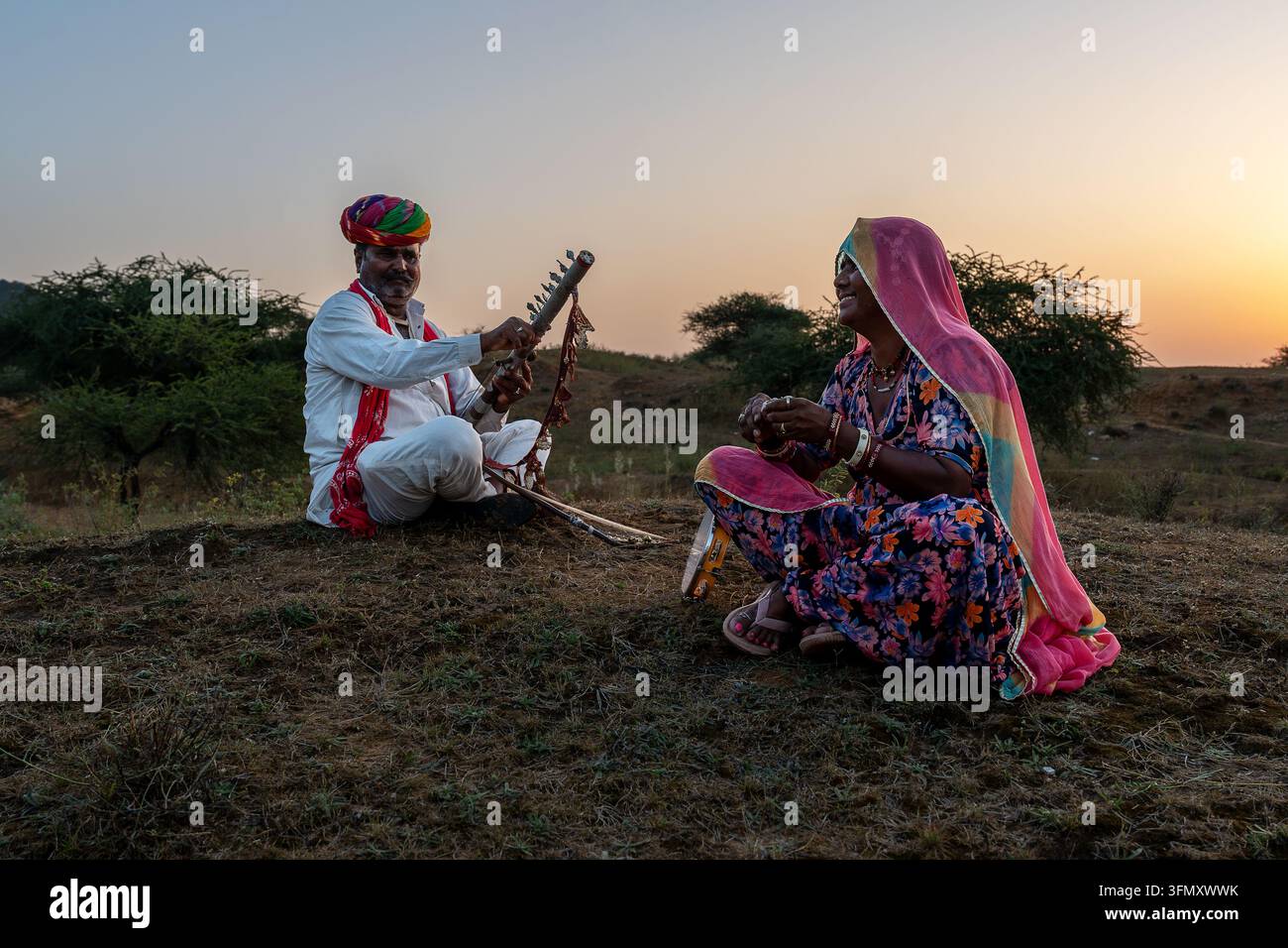 Musicista e cantante folcloristico del Rajasthan con ravanahatha e Khanjari Dafli a Pushkar Rajasthan India Foto Stock