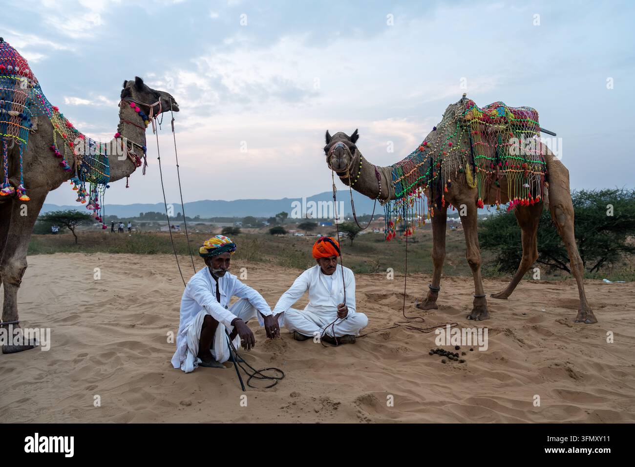 Due pastori di cammelli durante il festival del mercato dei cammelli Pushkar Mela Foto Stock