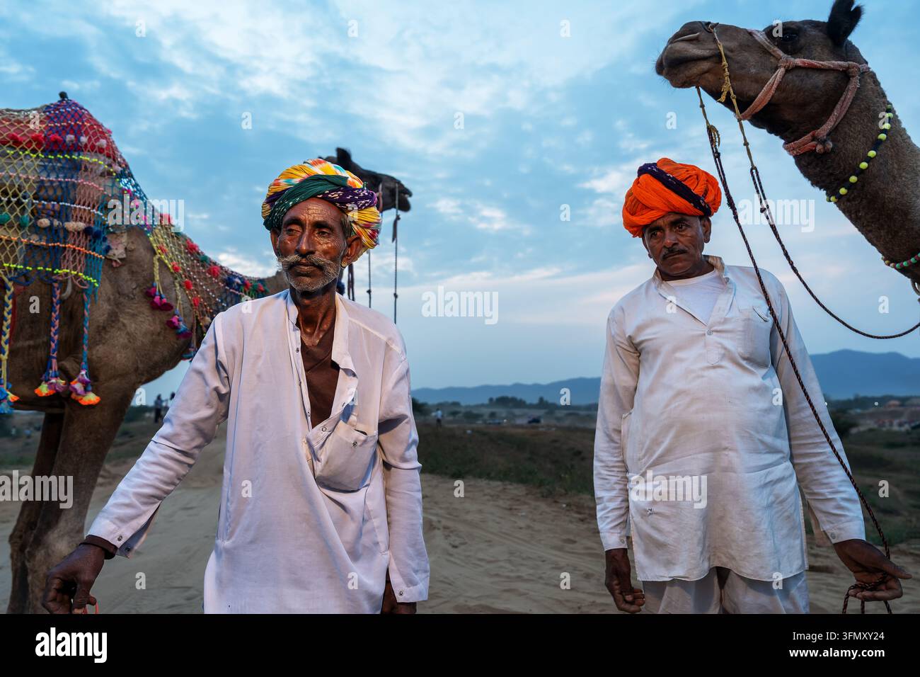 Due pastori di cammelli durante il festival del mercato dei cammelli Pushkar Mela Foto Stock