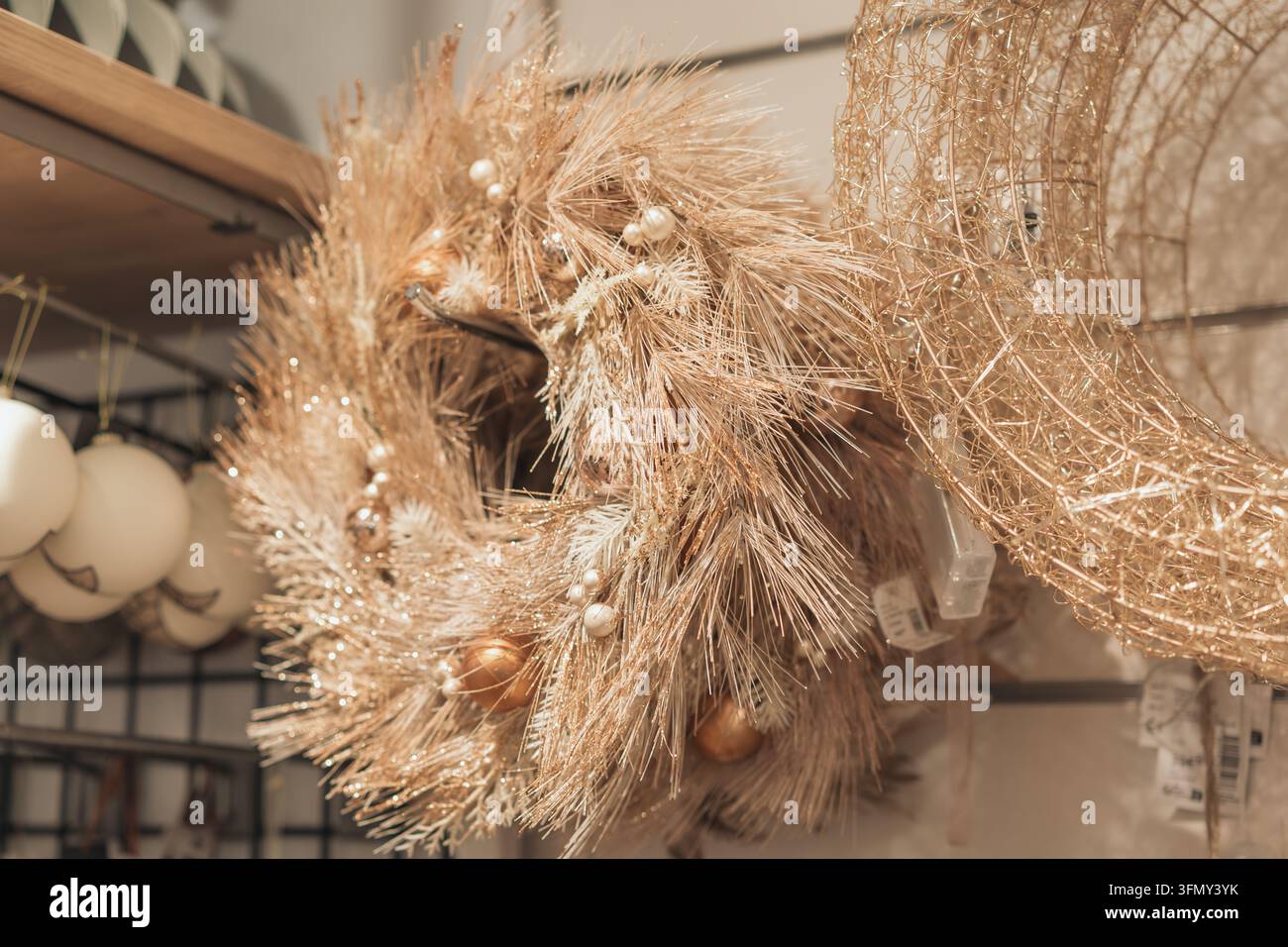 Ghirlanda di grano essiccato dorato illuminata da luci festive calde e texture naturali, che crea una decorazione natalizia rustica Foto Stock