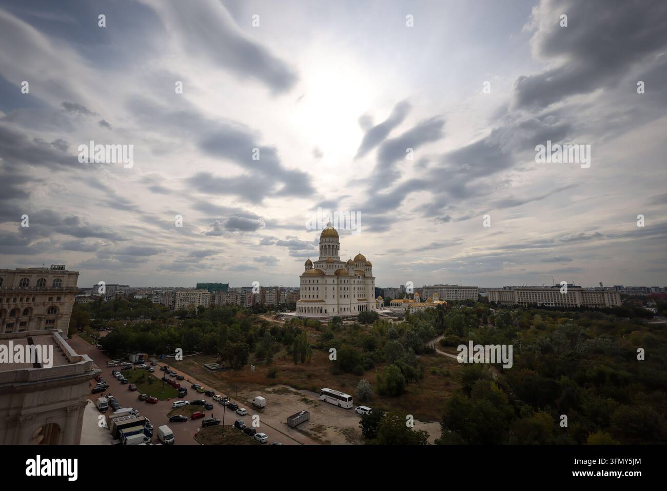 Bucarest, Romania - 29 settembre 2026: La Cattedrale della Salvezza del Popolo, conosciuta anche come la Cattedrale Nazionale della Romania, una monumentale ortodossa orientale Foto Stock