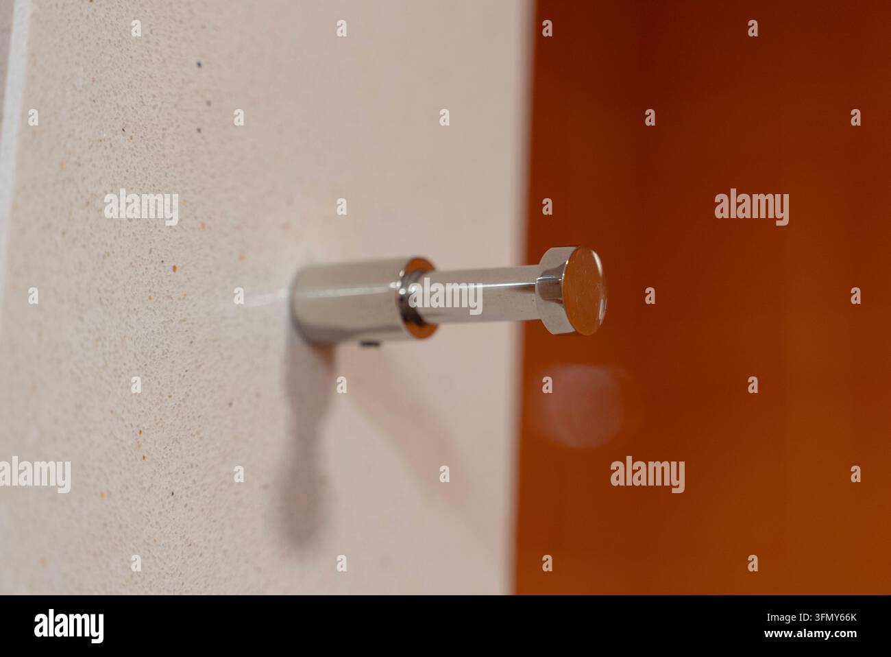 Gancio appendiabiti moderno in cromo montato a parete sull'interno della parete Foto Stock