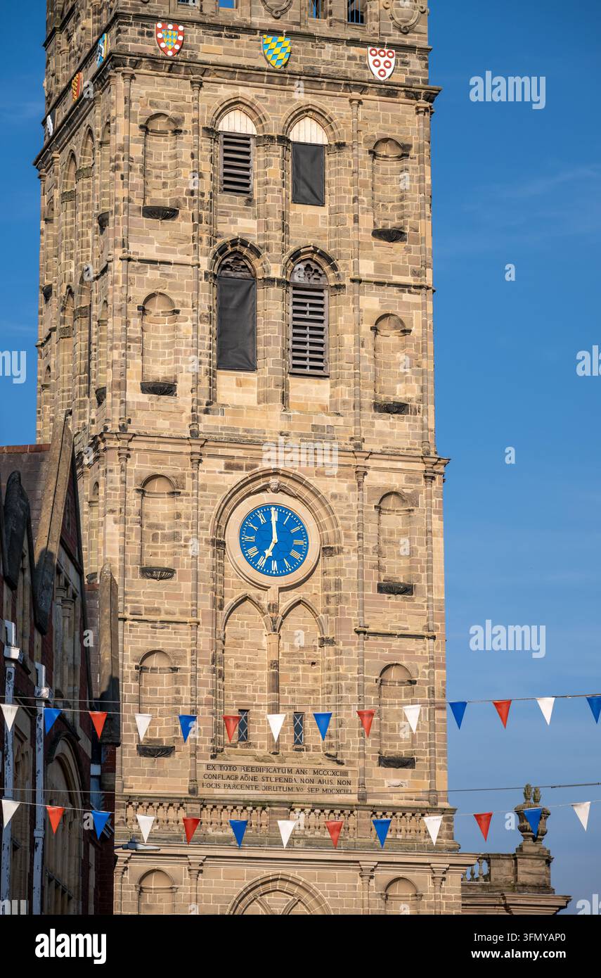 Dettaglio della torre della Chiesa di Santa Maria, una grande chiesa storica situata nel centro di Warwick, Regno Unito Foto Stock