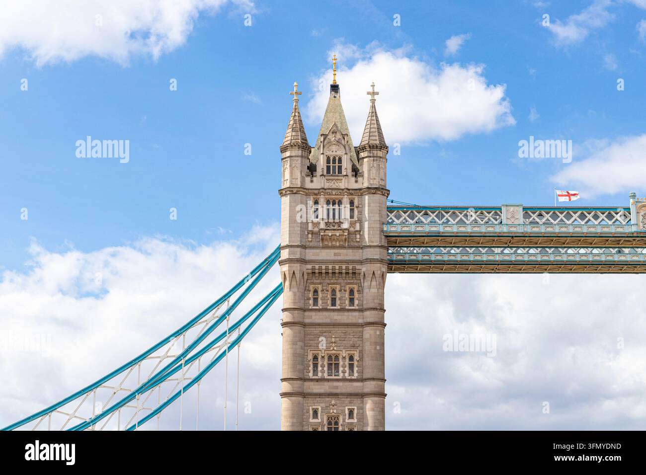 La bandiera della City of London sventola sul Tower Bridge sopra il Tamigi, Londra, Inghilterra UK Foto Stock